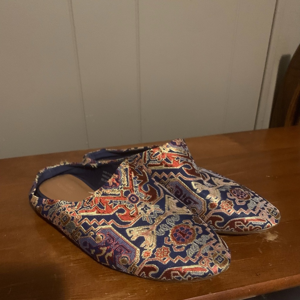 Urban Outfitters Slip On Flats. Metallic Boho Pattern. Women’s Size 8